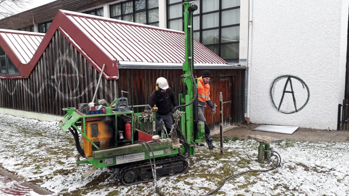 VORBEREITUNG IST DIE HALBE MIETE: Es wird gebohrt für die Erweiterung der Heinrich-Loder-Halle!
