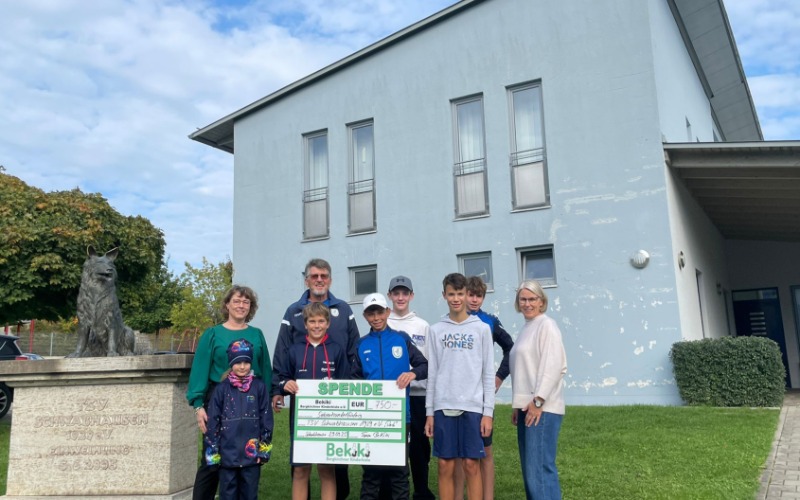 Großzügige Spende der Bergkirchner Kinderkiste