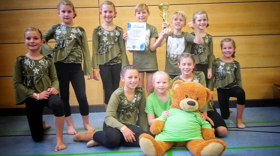 Aller guten Dinge sind 2! Turn-Minnis räumen zweiten Pokal in der Saison ab.